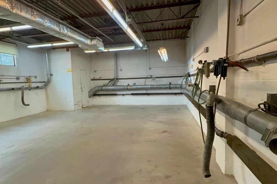 More Photos Of 229-261 Merriam St, Bridgeport Warehouse For Lease