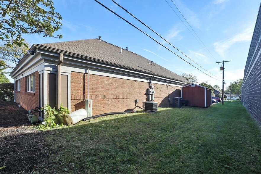 More Photos Of 2425 Deewood Dr, Columbus Medical For Sale