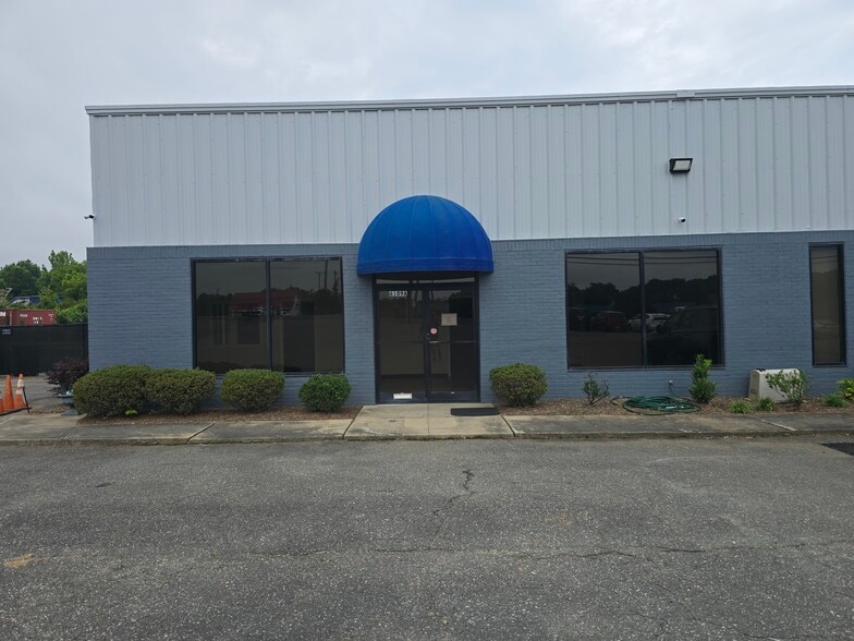 Primary Photo Of 6109 Brookshire Blvd, Charlotte Flex For Lease