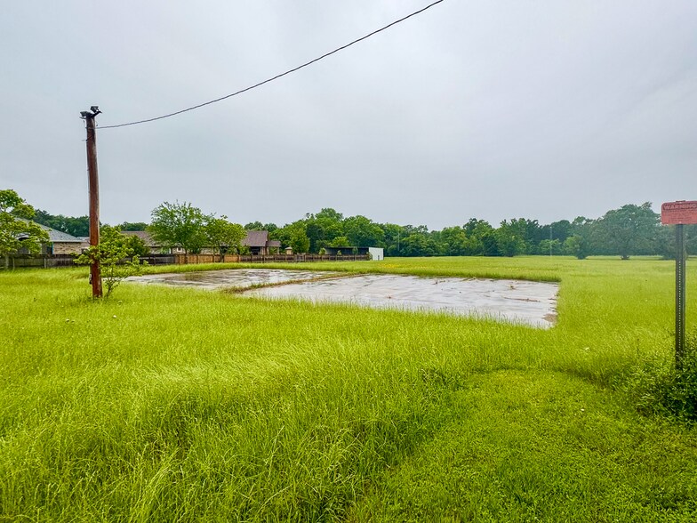 More Photos Of 300 W School St, Madisonville Light Distribution For Sale