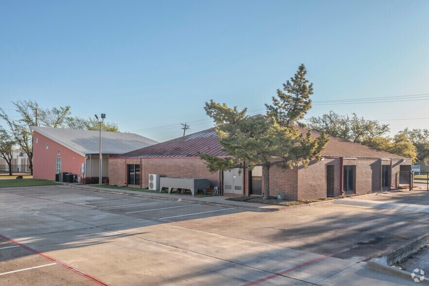 More Photos Of 11125 Shady Trl, Dallas Showroom For Sale