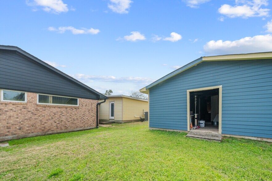 More Photos Of 29519 W Hawthorne Dr, Spring Flex For Sale