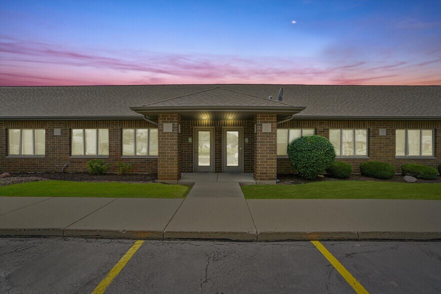 More Photos Of 755 McArdle Dr, Crystal Lake Office For Sale