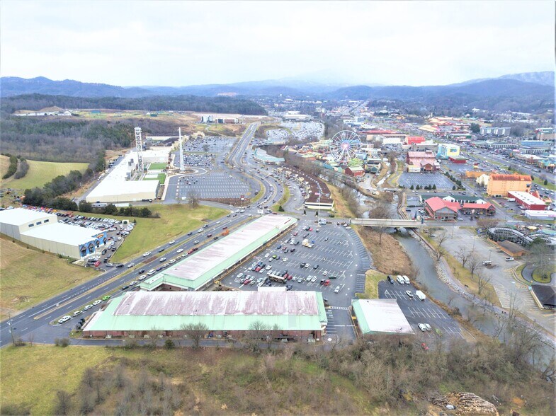 More Photos Of 147-185 E Wears Valley Rd, Pigeon Forge Storefront For Lease