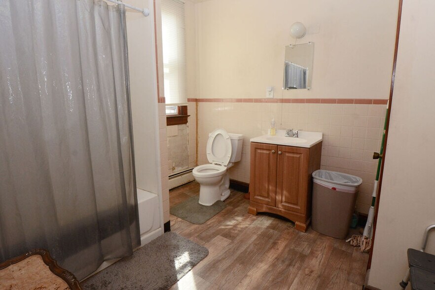 More Photos Of 101 S Main St, Richlandtown Restaurant For Sale