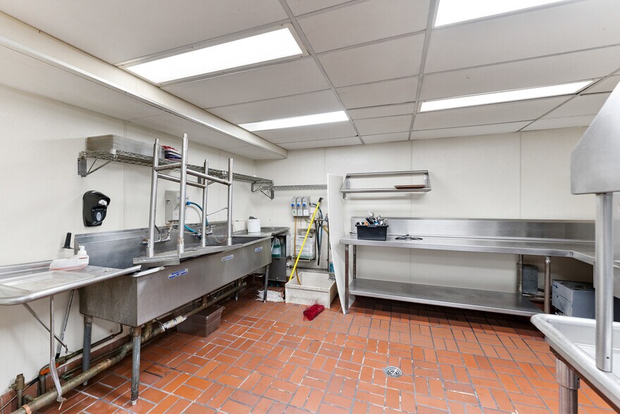 More Photos Of 135 Cooper St, Agawam Specialty For Sale