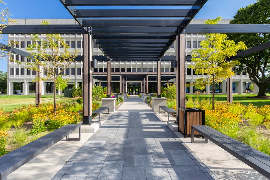 More Photos Of 1900 Spring Rd, Oak Brook Office For Lease