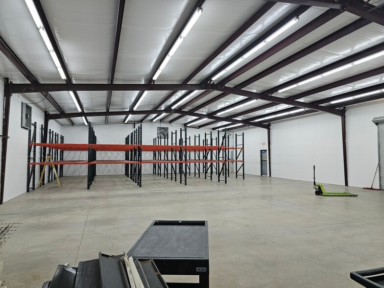 More Photos Of 11523 Harry Hines Blvd, Dallas Showroom For Lease