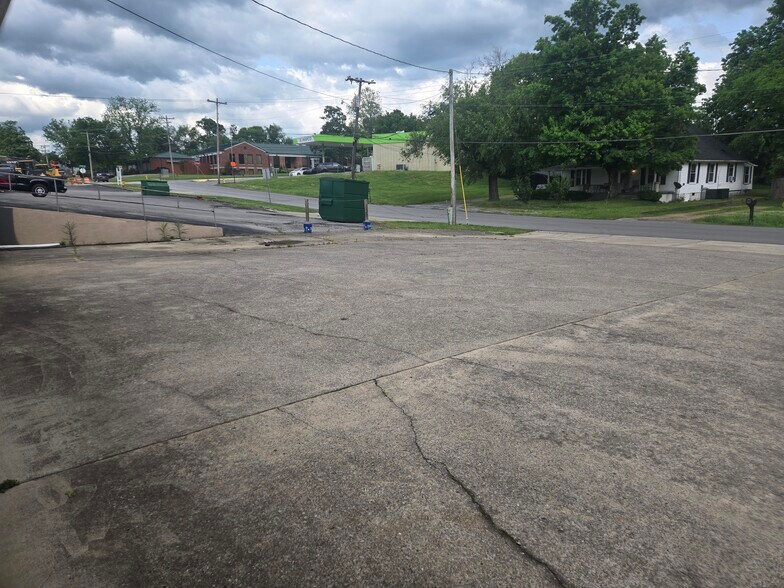 More Photos Of 124 W Winchester St, Gallatin Light Manufacturing For Lease