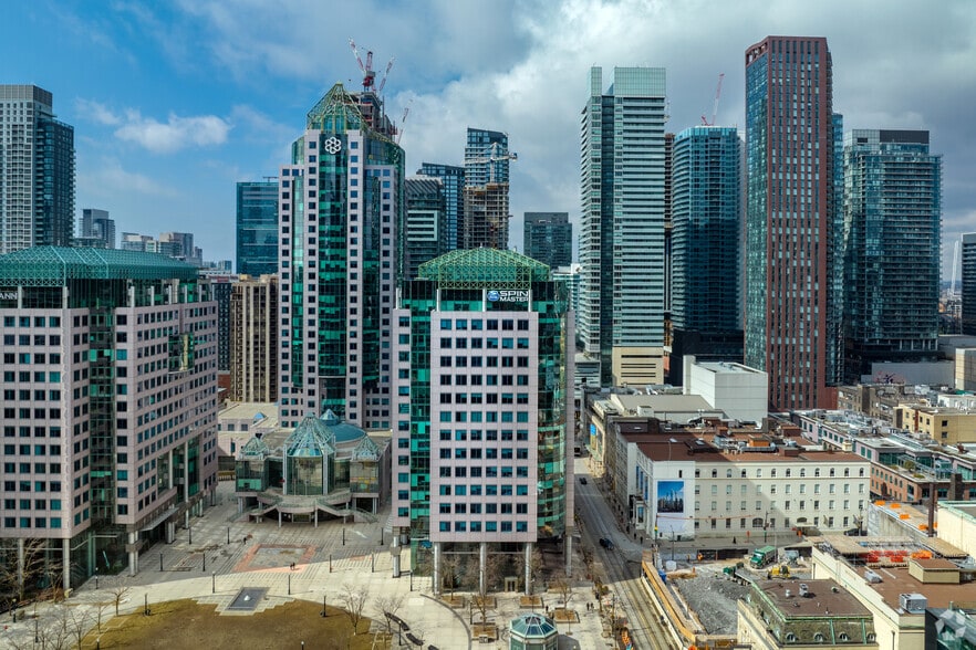 More Photos Of 225 King St W, Toronto Office For Lease