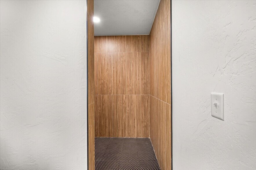 More Photos Of 1229 NW 122nd St, Oklahoma City Light Manufacturing For Sale