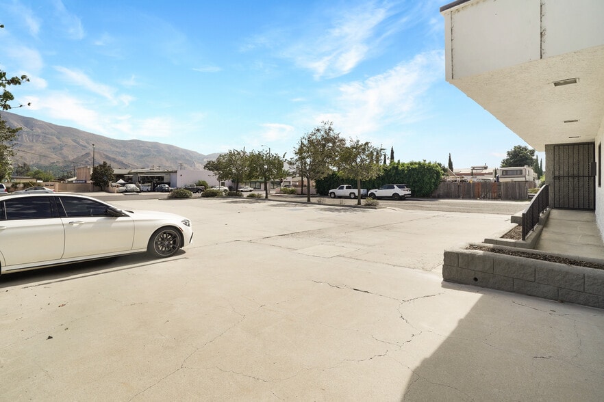 More Photos Of 1301 E Main St, Santa Paula Service For Sale