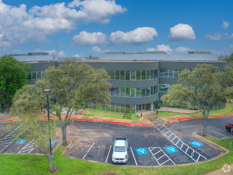 More Photos Of 1033 La Posada Dr, Austin Office For Lease