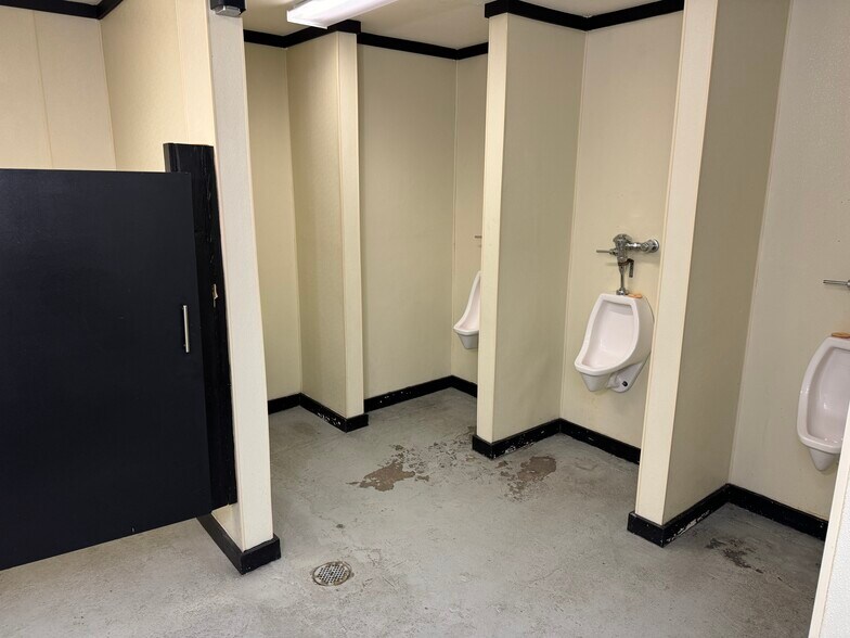 More Photos Of 3080 W State St, Bristol Bar For Sale