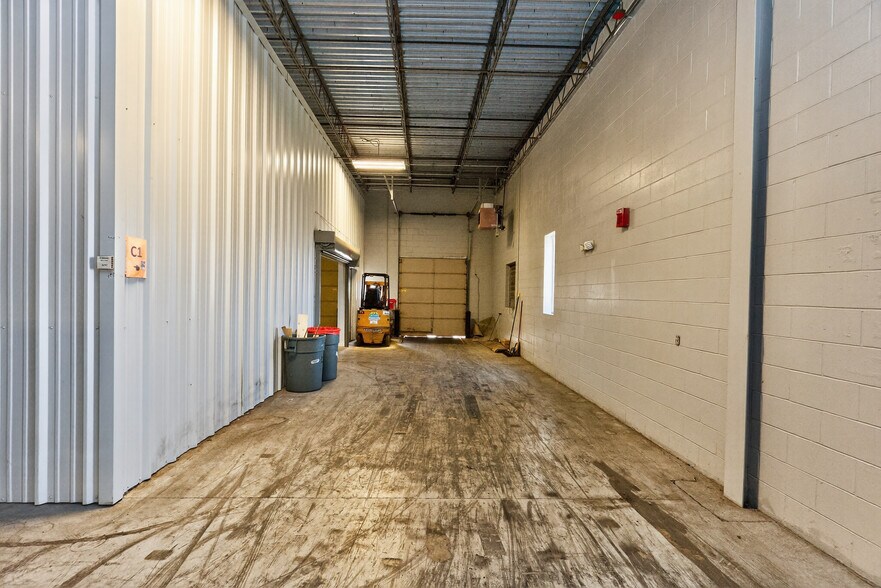 More Photos Of 1017 E 7th St N, Newton Office For Sale