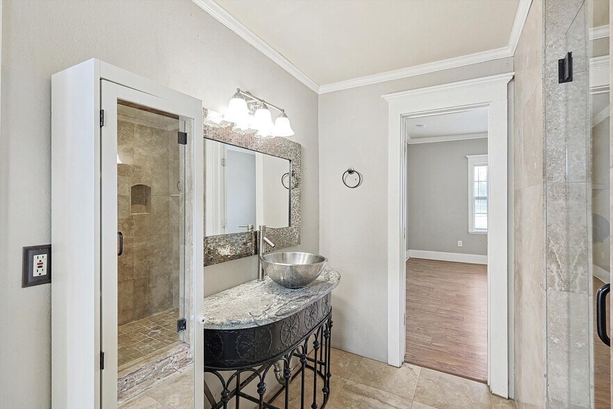 More Photos Of 111 S Pine St, Roanoke General Retail For Sale