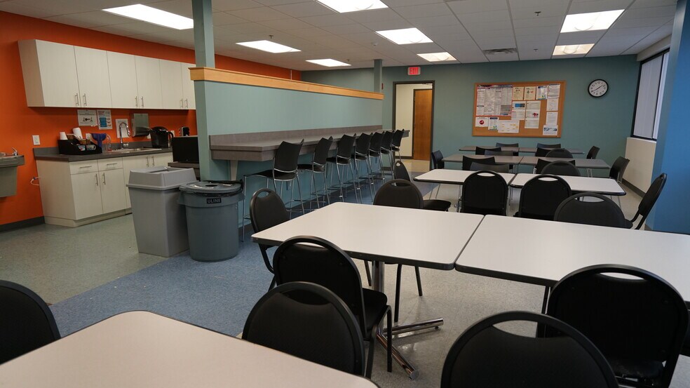 More Photos Of 475 Paramount Dr, Raynham Research And Development For Sale