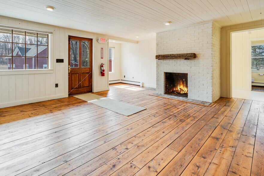 More Photos Of 2321-2325 NY-9D, Wappingers Falls Flex For Sale