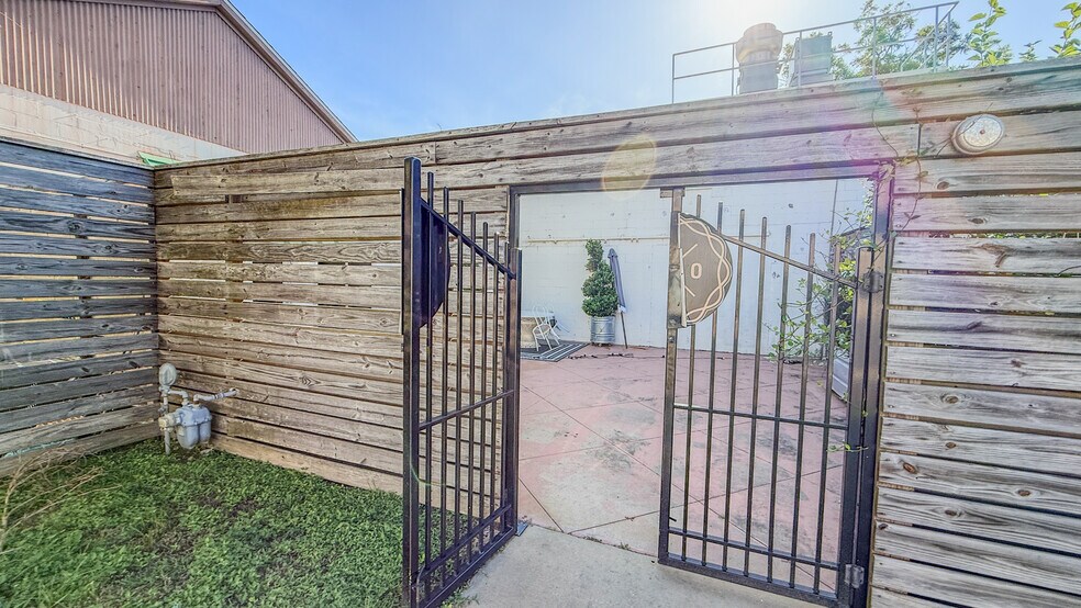 More Photos Of 15 W Main St, Pensacola Office For Sale