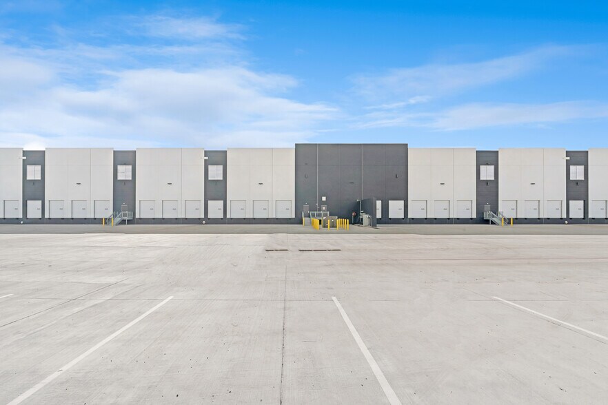 More Photos Of 2400 W Hunter Ferrell Rd, Grand Prairie Distribution For Lease