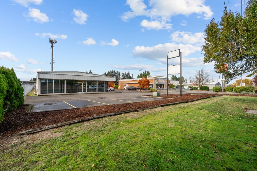 More Photos Of 999 N 1st St, Silverton Freestanding For Lease