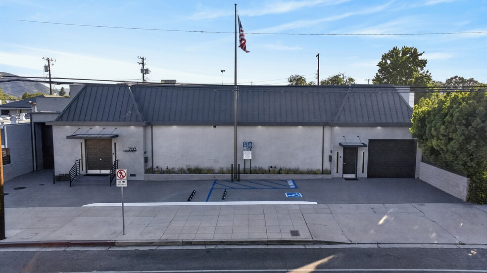 More Photos Of 703 S Main St, Burbank Showroom For Sale