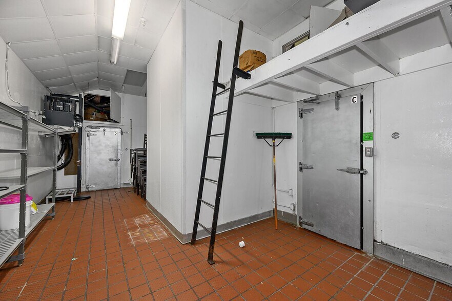 More Photos Of 11340 Princeton Pike, Cincinnati Restaurant For Lease