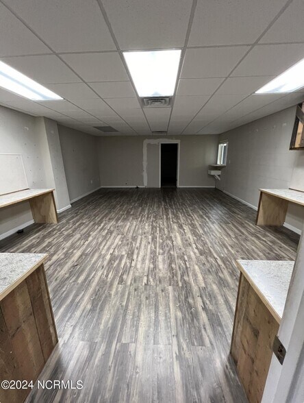 More Photos Of 709 1/2 Southwest Blvd, Clinton Warehouse For Lease