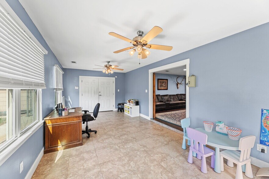 More Photos Of 5800 Curran Dr, Von Ormy Veterinarian Kennel For Sale