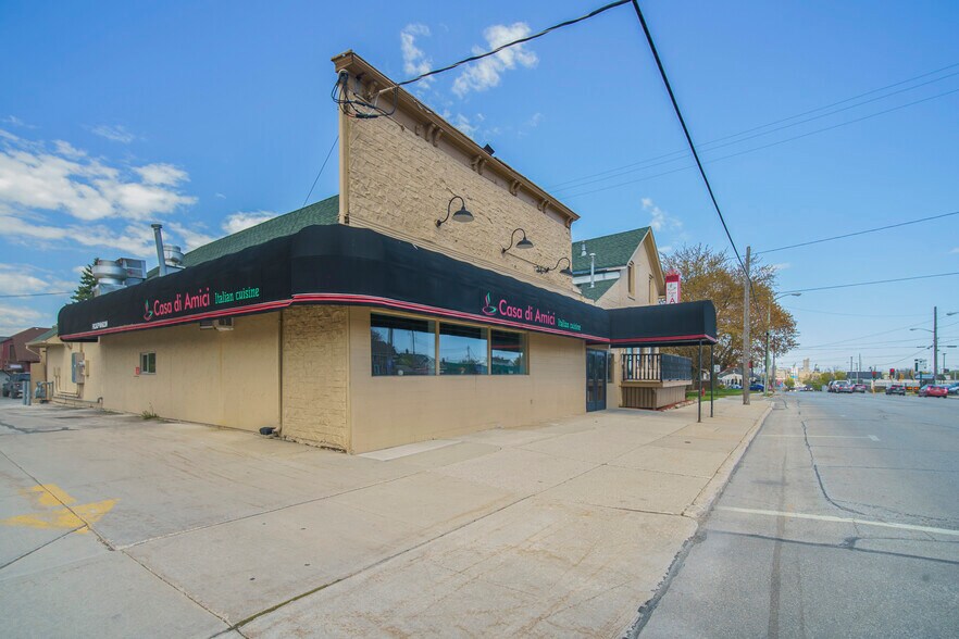 More Photos Of 2204 Washington St, Manitowoc General Retail For Sale