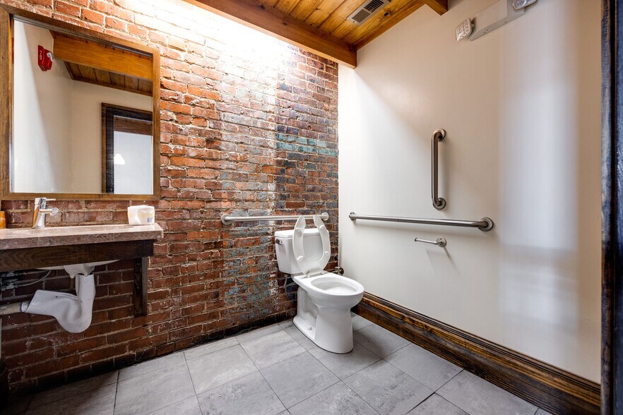 More Photos Of 1437 Market St, Chattanooga Storefront For Lease