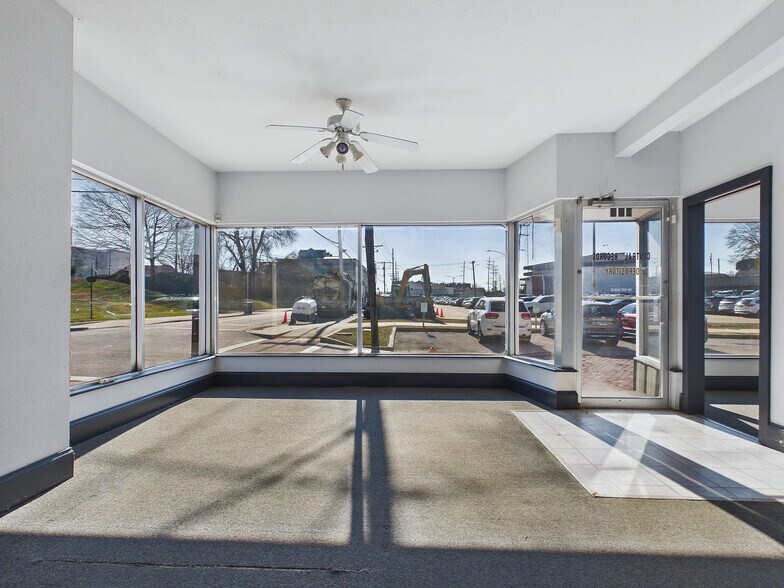 More Photos Of 201 W High St, Edwardsville Showroom For Sale