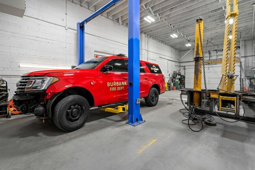 More Photos Of 5512 W 79th St, Burbank Storefront Retail Residential For Sale