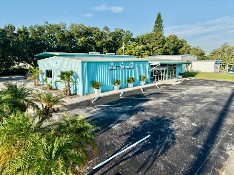 More Photos Of 715 12th St, Vero Beach Showroom For Sale