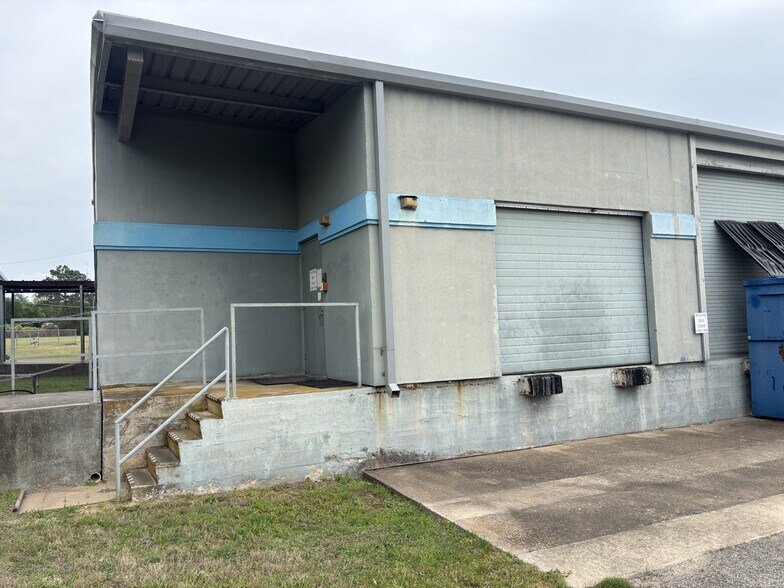 More Photos Of 1402 Hawthorne St, Bastrop Manufacturing For Lease