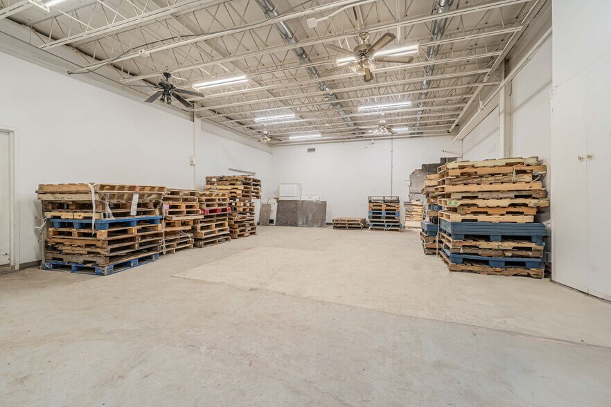 More Photos Of 8515 Av 9e, Montréal Light Manufacturing For Lease