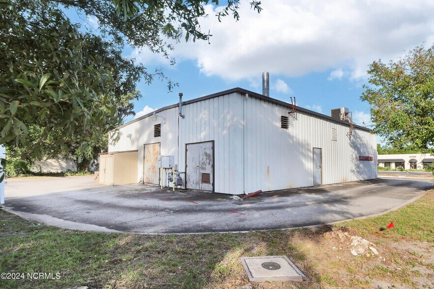 More Photos Of 7015 Market St, Wilmington Freestanding For Sale