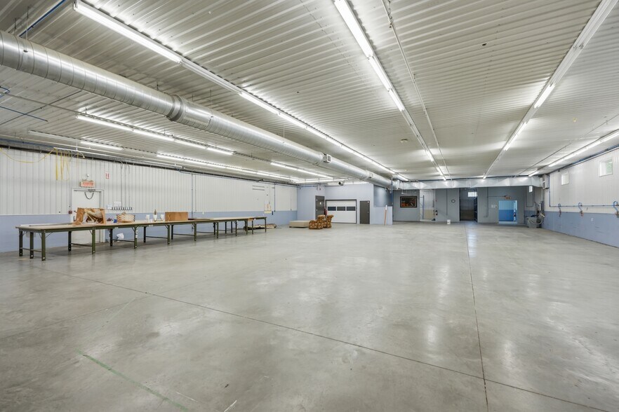 More Photos Of 4859 Rue Des Ormes, Contrecoeur Manufacturing For Sale