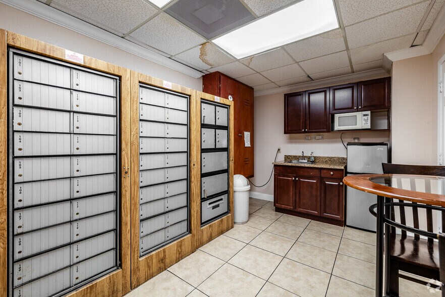 More Photos Of 1000-1026 Savage Ct, Longwood Showroom For Lease