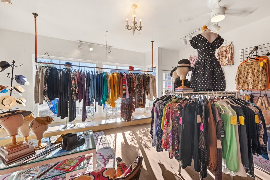 More Photos Of 17411 Vashon Hwy SW, Vashon Freestanding For Sale