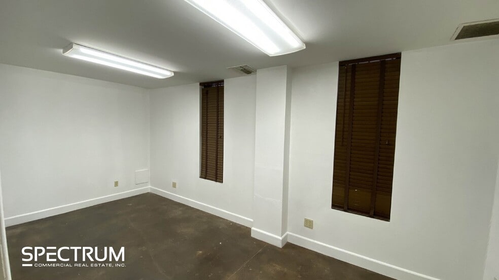 More Photos Of 7002 Sophia Ave, Van Nuys Showroom For Lease