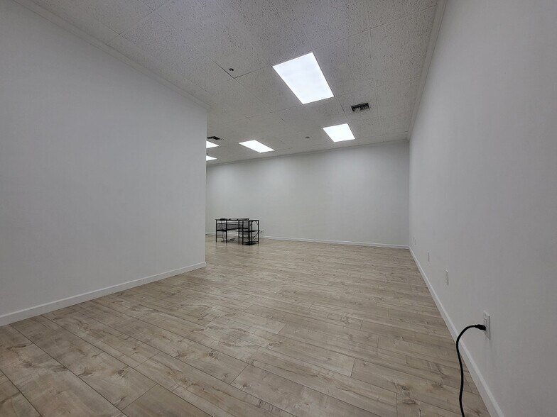More Photos Of 4711 Oakwood Ave, Los Angeles Office For Lease