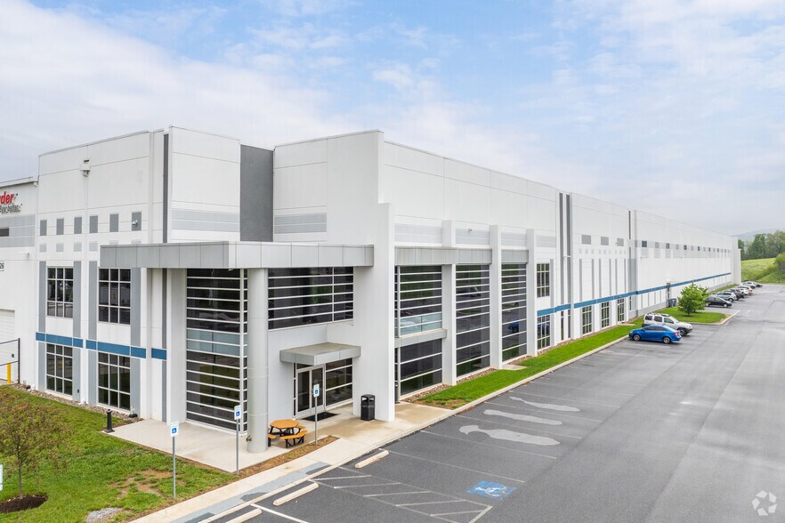 More Photos Of 30 Ludwig Ct, Hamburg Distribution For Lease
