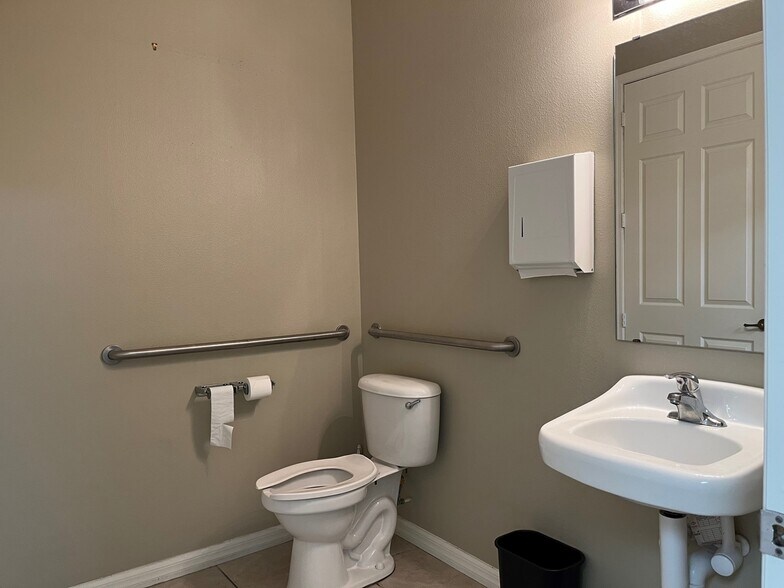 More Photos Of 1708-1718 Lexington Green Ln, Sanford Medical For Sale