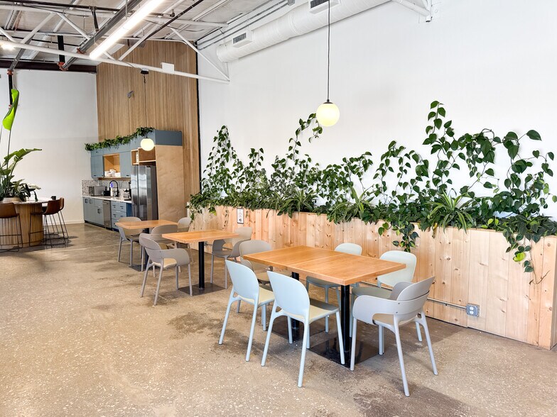 More Photos Of 600 S 1st St, Rogers Warehouse For Lease