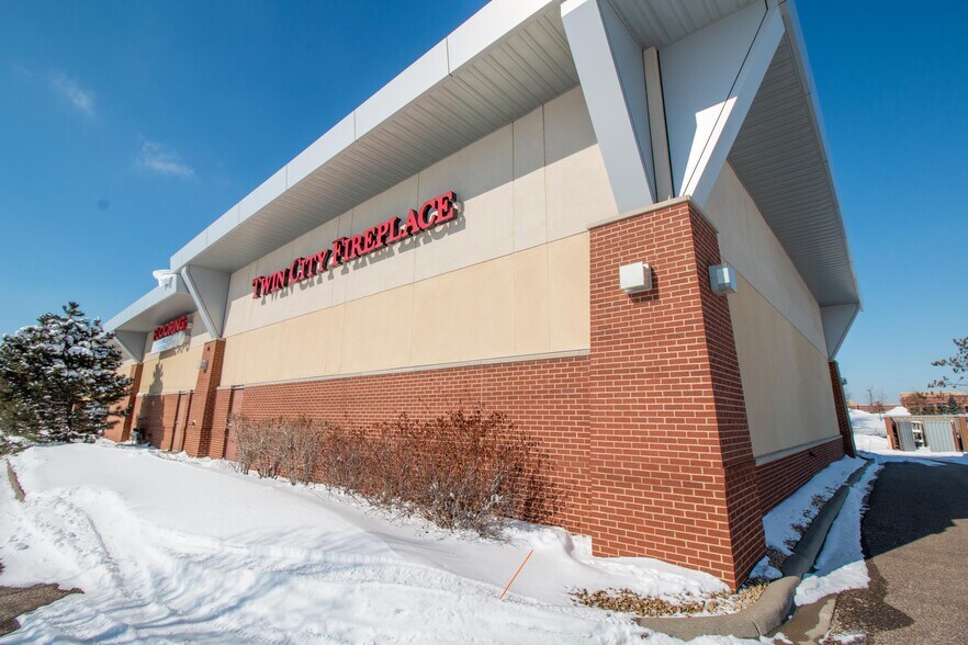 More Photos Of 7828 Hudson Rd, Woodbury Freestanding For Lease