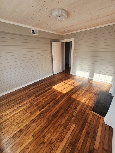 More Photos Of 109 Few St, Greer Office For Lease