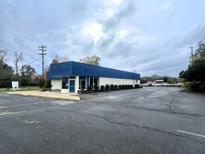 More Photos Of 142 Schwenk Dr, Kingston Freestanding For Sale