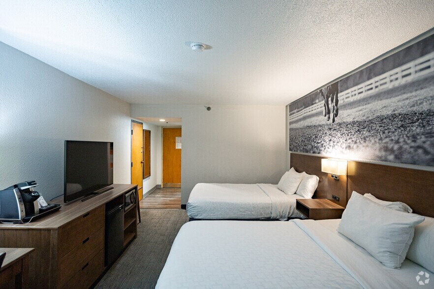 More Photos Of 2910 Fort Campbell Blvd, Hopkinsville Hotel For Sale