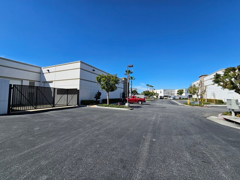 More Photos Of 7530 Jurupa Ave, Riverside Warehouse For Lease